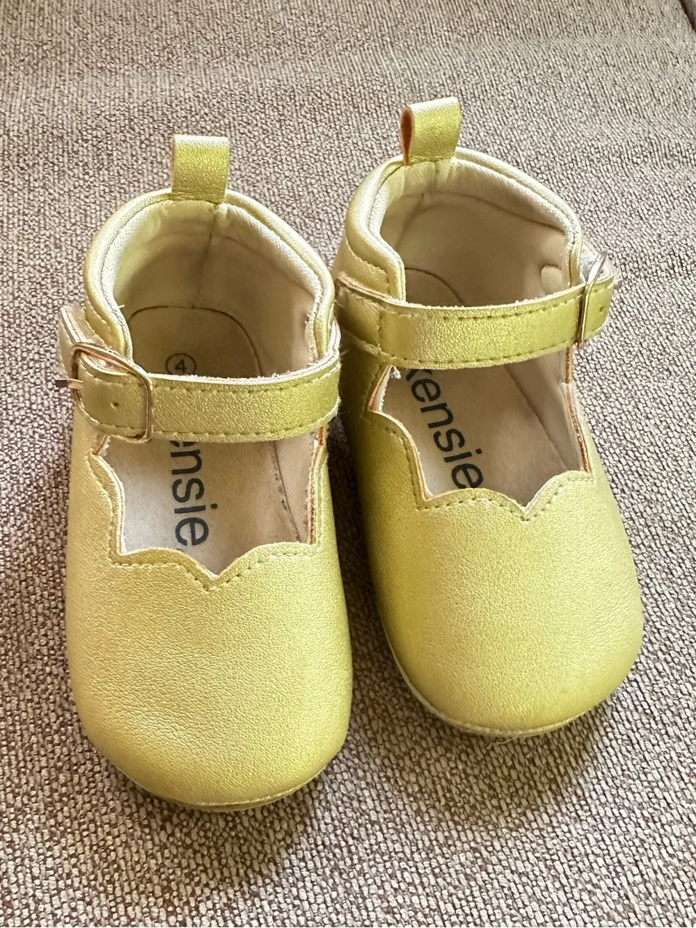 Toddler Girls' size 4 Gold Mary Jane Shoes